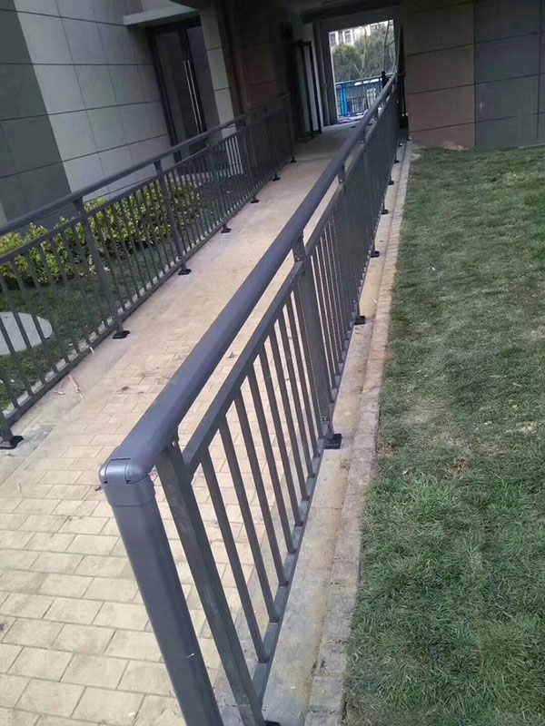 草坪草地鋅鋼護(hù)欄